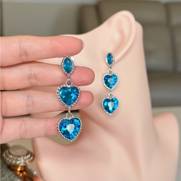 ⚜️ Elegant Blue Heart Drop Earrings - Picture 4 of 9
